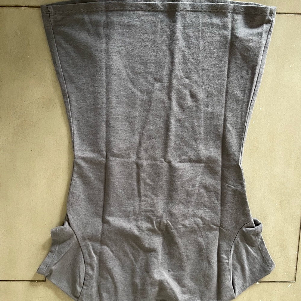 Guess brand in XS size. Color grey. In excellent condition